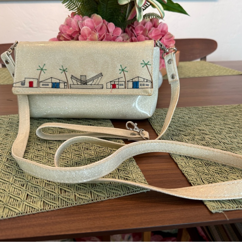 ❇️ Rough Seas Desighs Embroidered Crossbody Wristlet